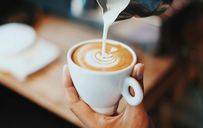 lait versé dans une tasse à café